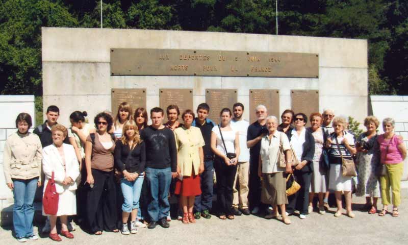 Groupe devant le Mémorial de Tulle 2007
