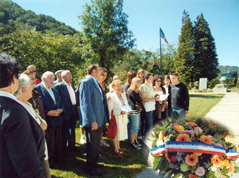 Groupe devant le Mémorial de Tulle 2007